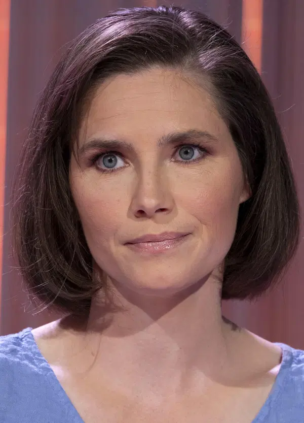 Amanda Knox fa morir dal ridere: adesso si reinventa anche stand up comedian per il Fringe Festival di Edimburgo