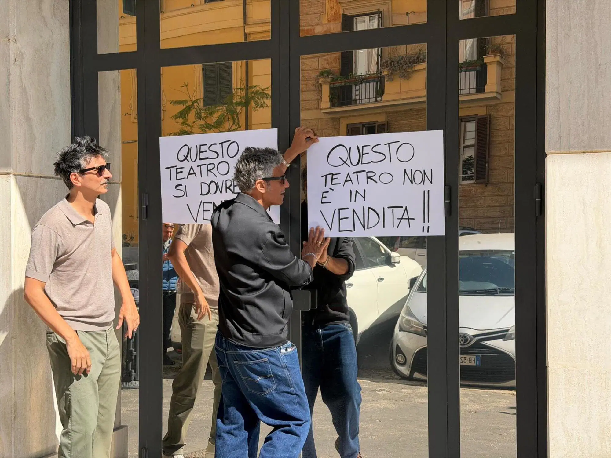 Fiorello e Fabrizio Biggio protestano contro la vendita del Vittorie