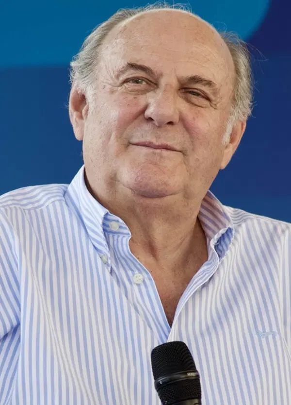 Pace fatta tra Gerry Scotti e Stefano De Martino? Lo zio Gerry al Festival della tv di Dogliani: "Siamo d'accordo. I nostri programmi devono finire entro le 21.30". Ma non sar&agrave; Mediaset a fare la prima mossa, ecco perch&eacute;