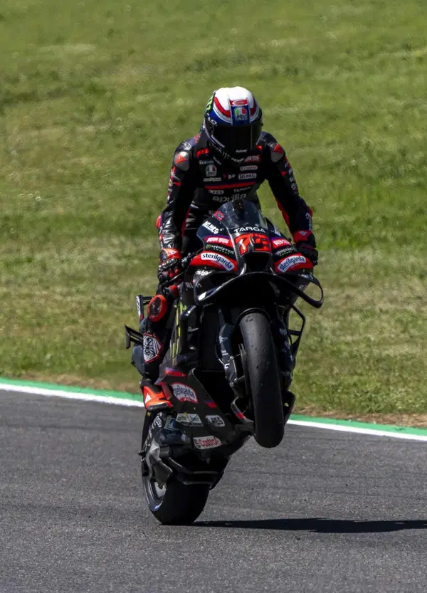 AAA, Cercasi rivali per Aprilia al Mugello: Marco Bezzecchi &egrave; l'uomo pi&ugrave; veloce al mondo (fino al 2031?) con un regalo di Alex Zanardi