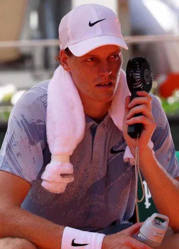 Sinner si &egrave; fermato durante il Roland Garros per colpa...dei suoi capelli?