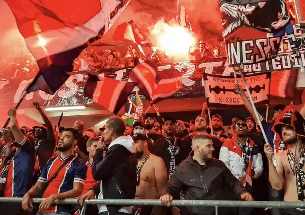 Le botte da finale di Champions: ecco le immagini degli scontri nella notte tra ultras di Psg e Arsenal a Budapest. E Parigi tira su le difese: 22mila agenti e barricati sugli Champs-Elys&eacute;es