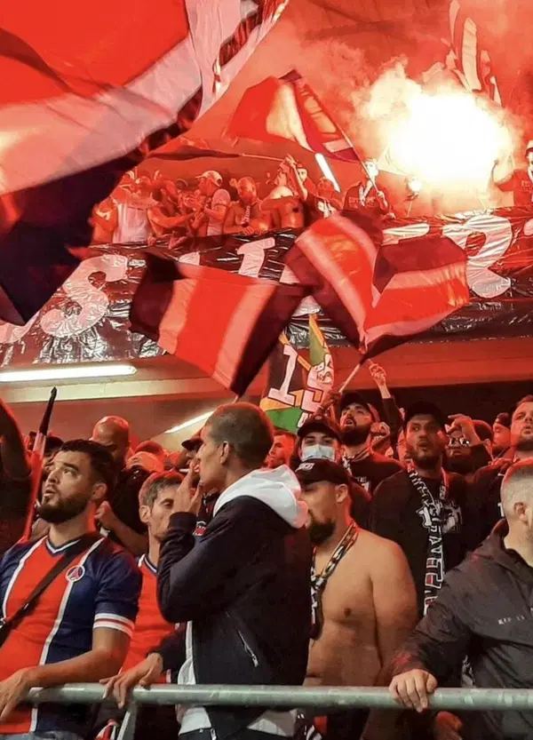 Le botte da finale di Champions: ecco le immagini degli scontri nella notte tra ultras di Psg e Arsenal a Budapest. E Parigi tira su le difese: 22mila agenti e barricate sugli Champs-Elys&eacute;es