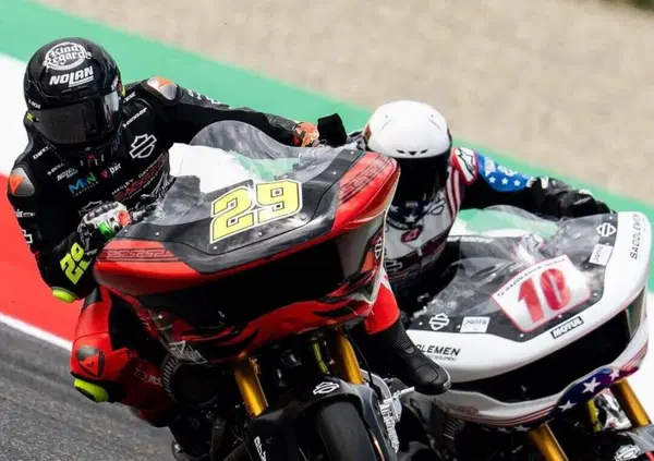 The Maniac rules: la rabbia se spinge e una moto se corre. Andrea Iannone ha due valigie cos&igrave; e una sfida per Casey Stoner: &ldquo;qua niente elettronica&rdquo;