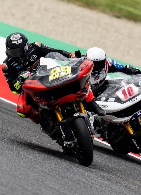 The Maniac rules: la rabbia se spinge e una moto se corre. Andrea Iannone ha due valigie cos&igrave; e una sfida per Casey Stoner: &ldquo;qua niente elettronica&rdquo;