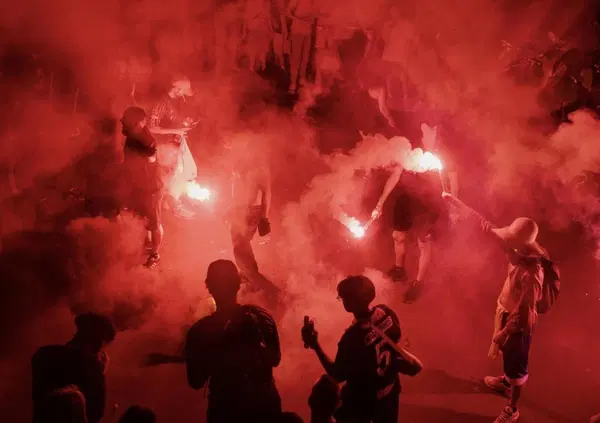 La citt&agrave; dell&rsquo;amore o della violenza ultras? Parigi devastata dagli scontri dopo la vittoria del Psg in Champions: il tribalismo trionfa nella capitale