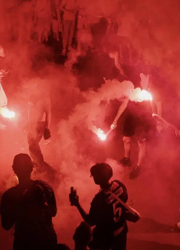 La citt&agrave; dell&rsquo;amore o della violenza ultras? Parigi devastata dai tifosi del Psg