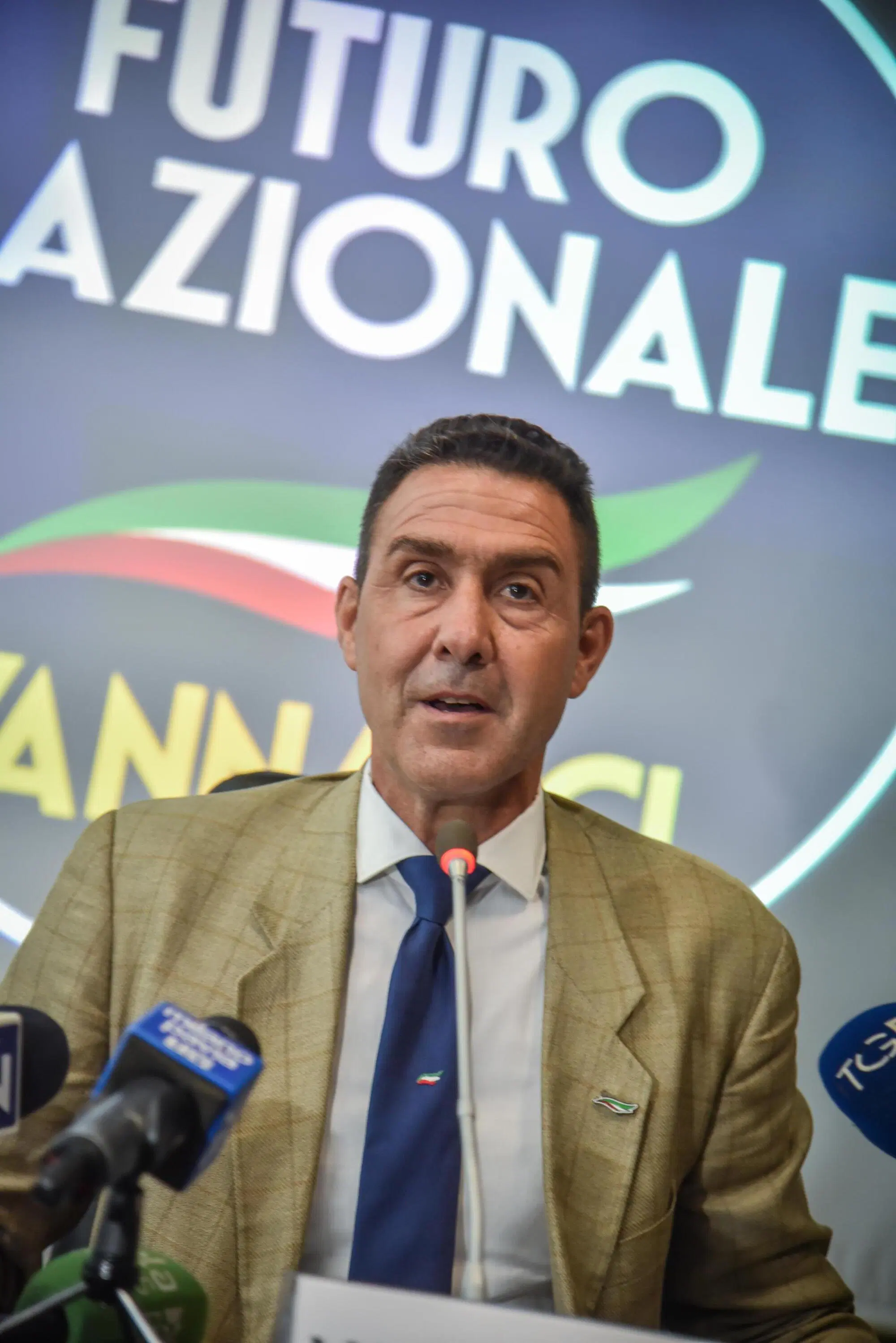 Roberto Vannacci &egrave; il politico che cresce di pi&ugrave; sui social e sta rubando voti non solo alla destra di Salvini, ma anche agli ex grillini passati a Fratelli d'Italia