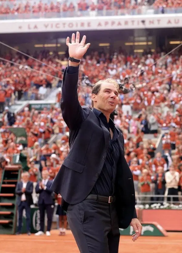 &ldquo;Rafa&rdquo;: il vero e unico re del Roland Garros &egrave; su Netflix, non in campo. Nadal &egrave; l&rsquo;uomo che lotta, il suo tennis un confronto eterno con la sofferenza 