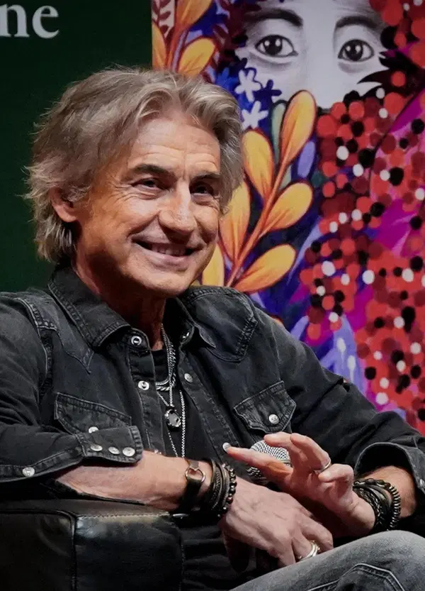 Ligabue si prende il posto degli influencer per raccontare la provincia: abbiamo letto &ldquo;Fuori e dentro il borgo&rdquo;, ecco perch&eacute; forse dovreste anche voi