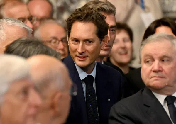 Mettetevi comodi! Mentre il mercato pressa Stellantis e Ferrari, John Elkann blinda la cassaforte di famiglia con un patrimonio di 1,2 miliardi azzerando un debito da 600 milioni, e noi vi spieghiamo come ha fatto