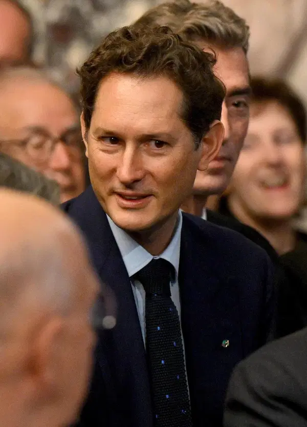 Mettetevi comodi! Vi spieghiamo come John Elkann ha blindato la cassaforte di famiglia 
