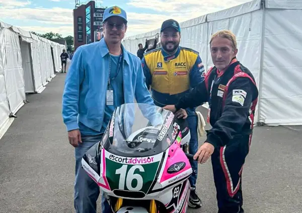 Sull&rsquo;Isola di Man per entrare nella storia del Tourist Trophy: Andrea Majola corre con la Paton brandizzata Escort Advisor. E pure Brad Pitt si ferma a guardare