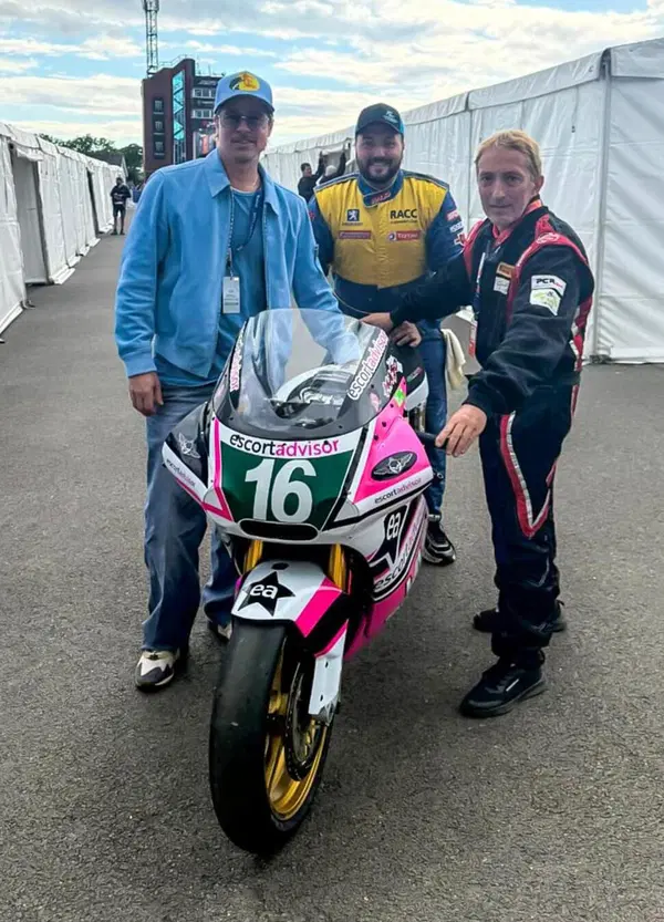 Sull&rsquo;Isola di Man per entrare nella storia del Tourist Trophy: Andrea Majola corre con la Paton brandizzata Escort Advisor. E pure Brad Pitt si ferma a guardare