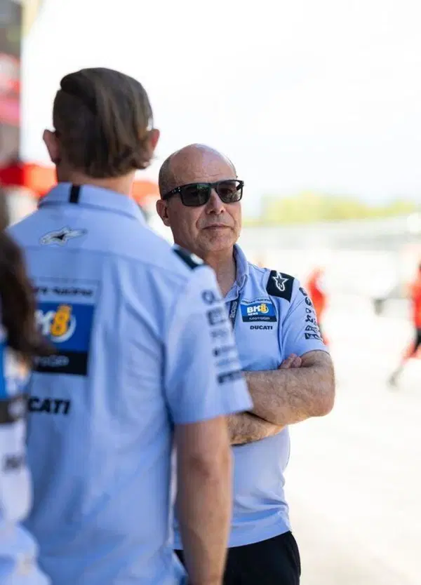 Carlo Merlini racconta i suoi 30 anni nella Gresini Racing: gli inizi con Kato e Movistar, l&rsquo;affetto per Fausto, gli anni di Nadia e i Marquez