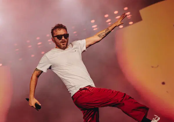 Cesare Cremonini come Vasco? Vi spieghiamo perch&eacute; il suo show &egrave; sempre un fenomeno raro