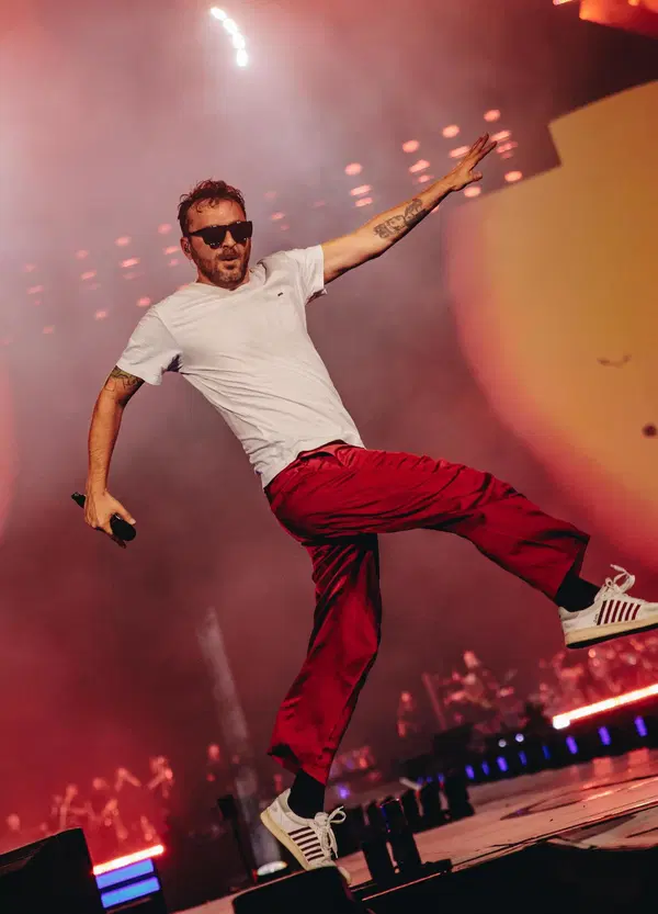 Cesare Cremonini come Vasco? Vi spieghiamo perch&eacute; il suo show &egrave; sempre un fenomeno raro