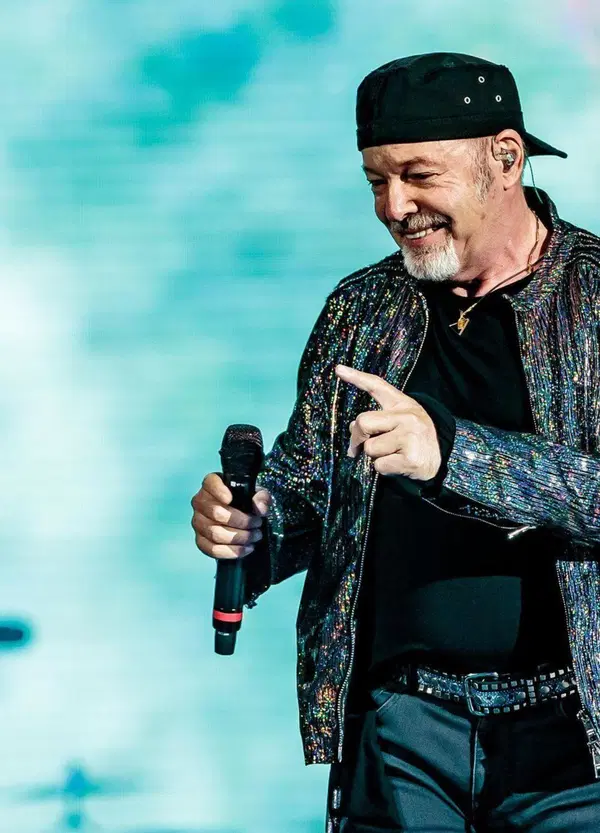 Perch&eacute; la faccia di Vasco Rossi sta sui maxischermi pubblicitari? Le opzioni sono due e in entrambi i casi sar&agrave; memorabile