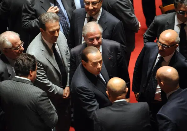 Berlusconi &egrave; stato archiviato sei volte in trent'anni di indagini sul suo presunto coinvolgimento nelle stragi di mafia. Ma come &egrave; andata davvero? La nascita di Fininvest, i rapporti con Cosa Nostra e tutte le domande fatte in questi anni dai gioralisti