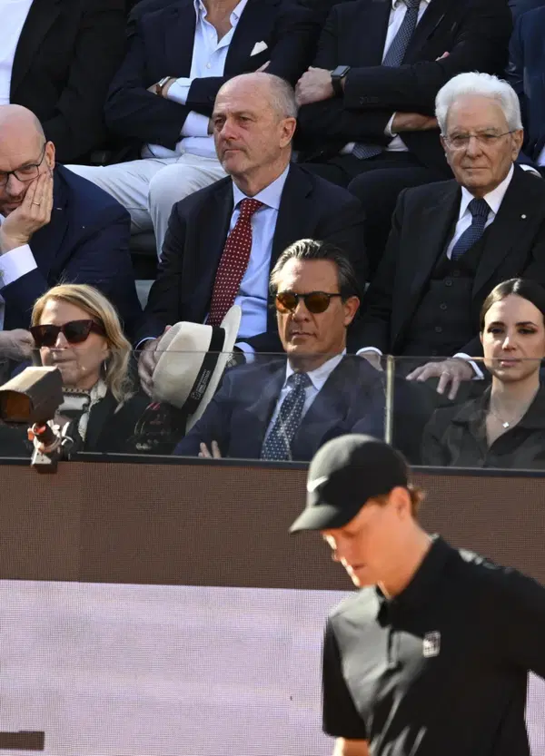Ma perch&eacute; la Federtennis (finanziata in parte da denaro pubblico) decide di scendere in campo per salvare La Stampa (privato)? La risposta &egrave; pi&ugrave; complessa del previsto, c&rsquo;entrano Sechi-Angelucci, Chiara Appendino e un braccio di ferro con il governo