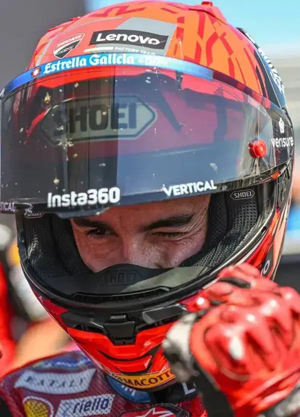 Marc Marquez, gi&ugrave; la maschera e via di pole position. Non c'&egrave; infortunio che tenga, siamo ancora al Balaton Marc. Acosta risponde, Aprilia soffre