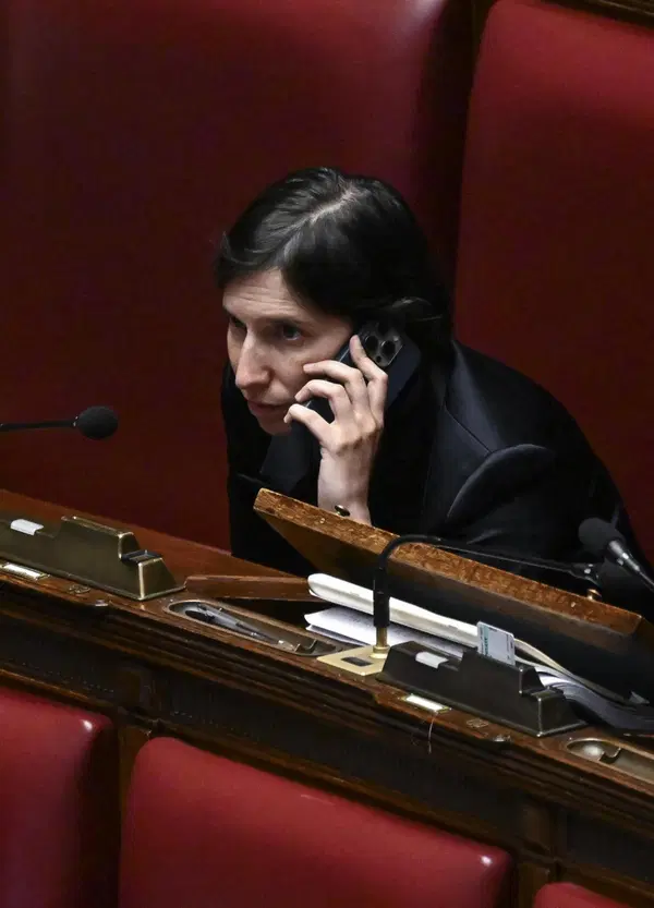 Cara sinistra, cos&rsquo;hai in testa? Il burka! Il campo largo perde per colpa di Gaza e Islam, e la destra lo ha capito