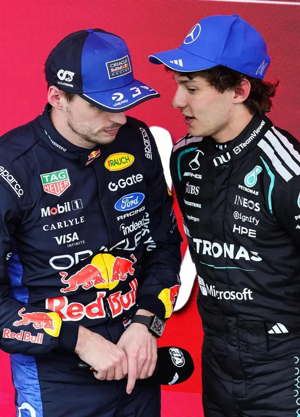 I consigli di Verstappen e Hamilton ad Antonelli: &ldquo;Aspetta un secondo prima che si spengano luci, anzi due&rdquo;. E poi Max tira una cannonata a George Russell