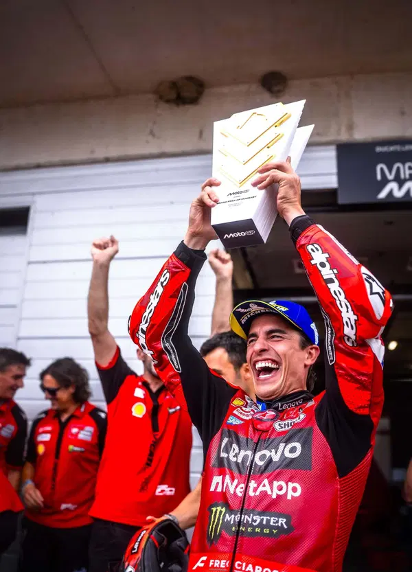 Marc Marquez, i giornalisti e una discussione pirotecnica con gli altri piloti: "Non giocher&ograve; mai a poker con lui"