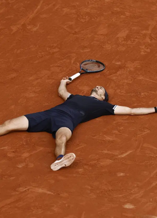 La vittoria appartiene al pi&ugrave; tenace. Zverev nella guerra sporca della terra rossa di Parigi ha spezzato la sua condanna 