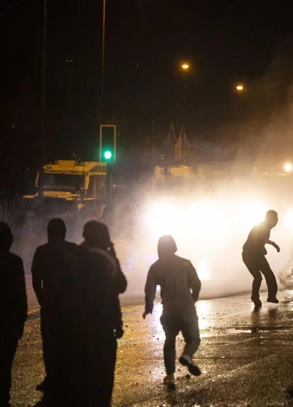 Il Regno Unito &egrave; fuori controllo: aggressioni razziste, rivolte anti migranti e la &ldquo;manina&rdquo; dell'estrema destra: &egrave; tutto un caso?