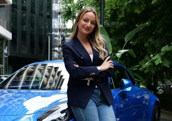 Vita, rivincite, motori e F1 con Carolina Tedeschi: &ldquo;Dalla cameretta a Sky, la recitazione &egrave; stata la chiave. Lo faccio per la mia famiglia&rdquo;. Poi su Kimi, il Bez, l&rsquo;incontro con la famiglia di Senna, l&rsquo;atelier Alpine, la Dakar e quel sogno irrealizzabile&hellip;