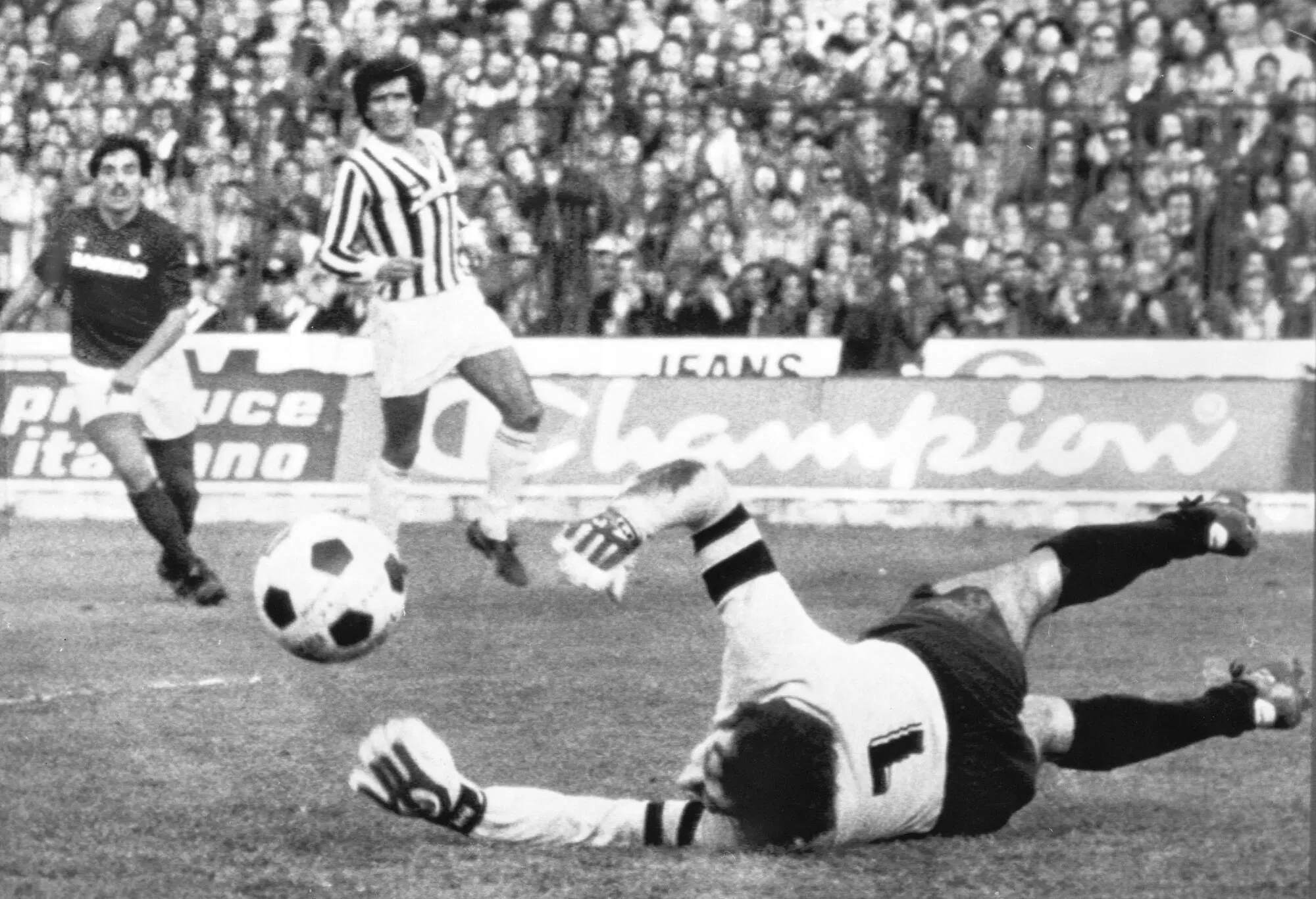 Dino Zoff respinge il tiro di un giocatore del Torino nel 1982
