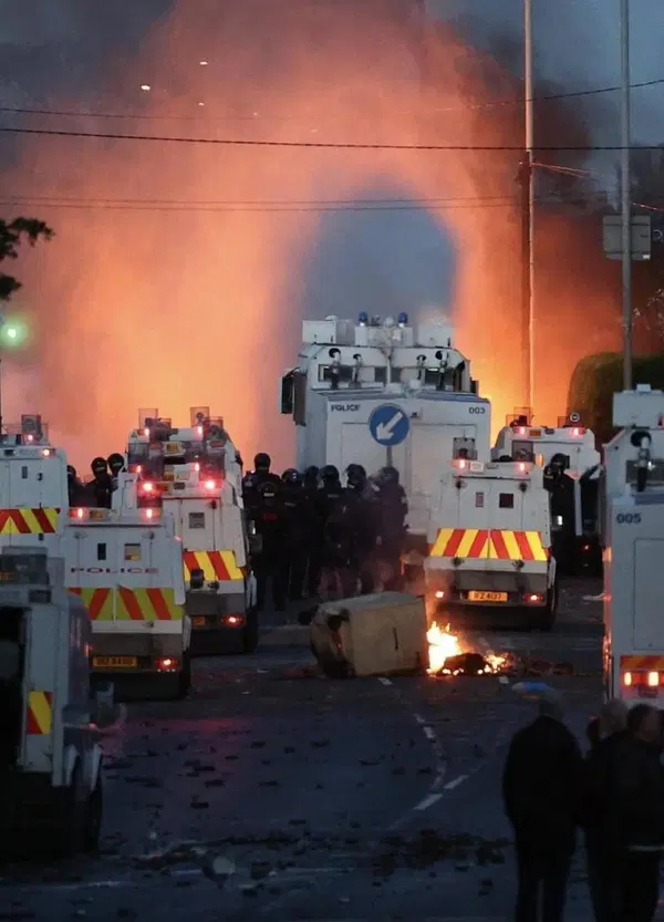 Storia di una tentata decapitazione a Belfast. Perch&eacute; i media parlano delle rivolte anti migranti e non delle tre vite dei protagonisti? Ormai l&rsquo;informazione &egrave; carne cruda per bestie affamate