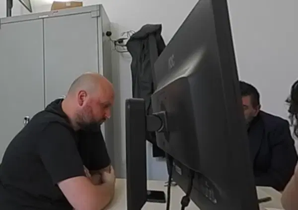 Delitto di Garlasco: forse non ve ne siete accorti, ma Marco Poggi fa la stessa cosa di Alberto Stasi nel video della sua escussione