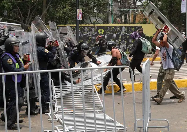 I Mondiali vanno gi&agrave; a fuoco. In Messico esplodono gli scontri con la polizia fuori dallo stadio: ma chi sono e cosa vogliono i manifestanti che protestano? E il Subcomandante dell'esercito zapatista manda una lettera alla Fifa
