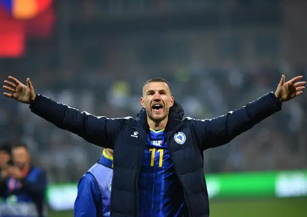 Tutta l&rsquo;anima di Edin Dzeko nella lettera ai bambini della Bosnia: &ldquo;Niente &egrave; impossibile&rdquo;. Una favola Mondiale dai cecchini di Sarajevo all&rsquo;impresa di Zenica contro l&rsquo;Italia: la lezione d&rsquo;amore di una leggenda