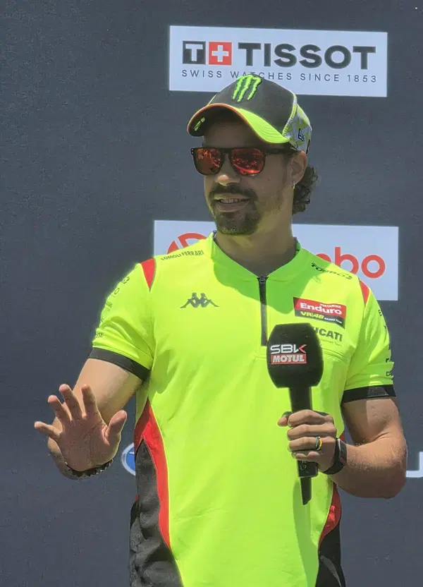 A Misano c&rsquo;&egrave; Gigi con la Ducateria: Bulega &ldquo;va a spasso&rdquo; nel venerd&igrave; di SBK