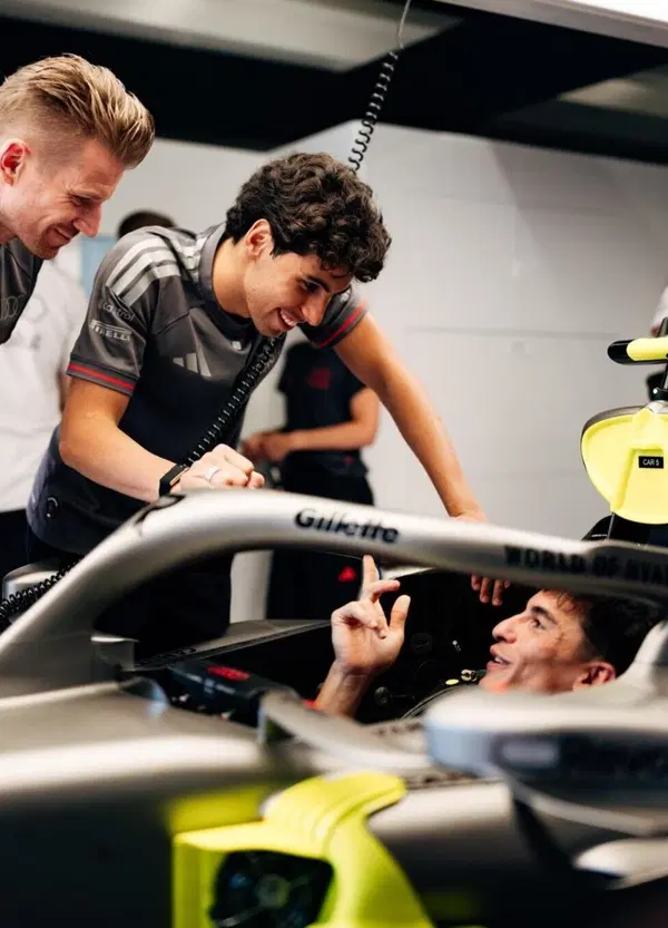 La F1 a Barcellona? Marc Marquez &egrave; l&igrave; con l&rsquo;Audi e Leo Fornaroli con la McLaren. Kimi Antonelli staccato, ma c&rsquo;&egrave; un perch&eacute;