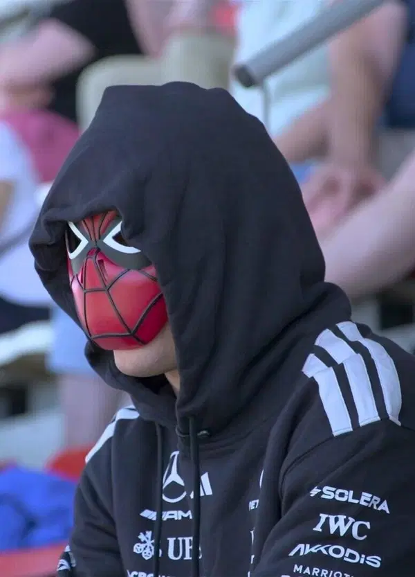 Kimi Antonelli, show al Montmel&ograve;: dall&rsquo;asciugamano di Kim Kardashian alla maschera di Spider-Man per girare tra i fan in tribuna