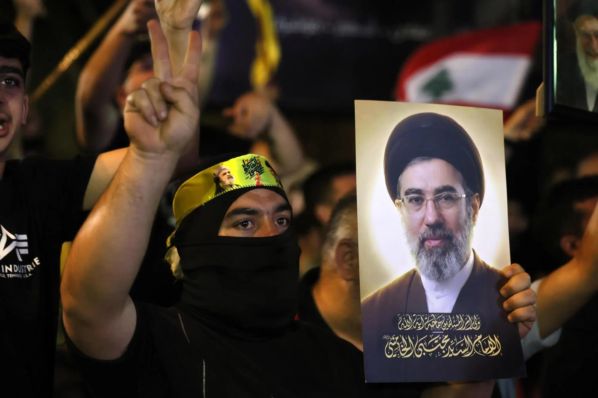 Supporter di Hezbollah a Beirut Ansa