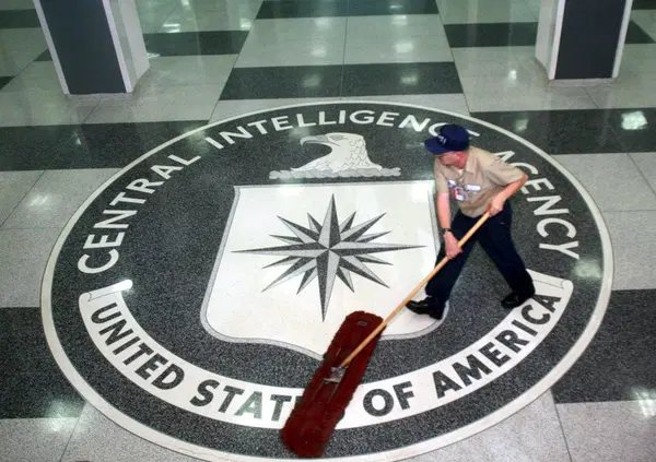 Tutte le operazioni della Cia per controllare l'Europa (e l'Italia): abbiamo letto il libro sulla Guerra Fredda culturale pubblicato da Fazi