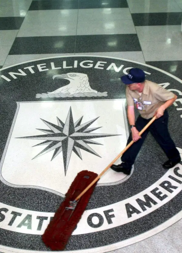 Tutte le operazioni della Cia per controllare l'Europa (e l'Italia): abbiamo letto il libro sulla Guerra Fredda culturale