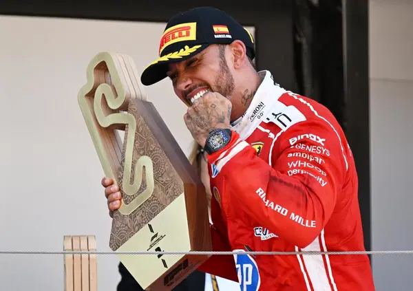 What a time to be italian! Hamilton vince con la Ferrari e a Barcellona fa la storia, poi abbraccia Antonelli dopo il dramma a quattro giri dalla fine 