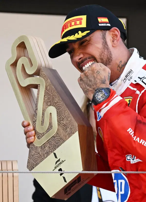 What a time to be italian! Hamilton vince con la Ferrari e a Barcellona fa la storia, poi abbraccia Antonelli dopo il dramma a quattro giri dalla fine 