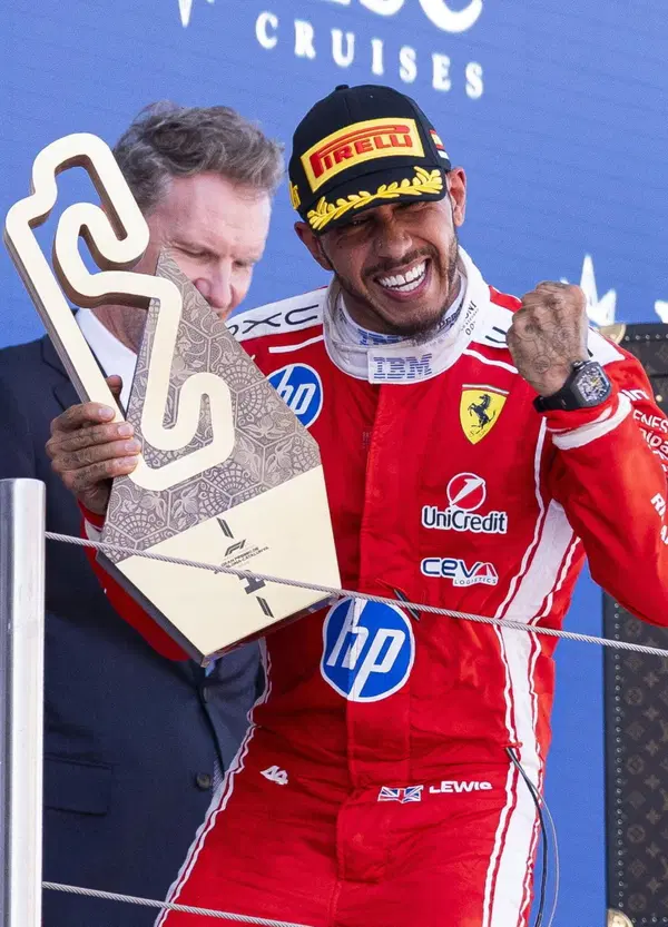 Il tifoso che ha salvato Lewis Hamilton: &ldquo;Mi gridava di non dimenticare chi fossi, mi ha davvero colpito&rdquo;. E ora il titolo &ldquo;non &egrave; impossibile&rdquo;