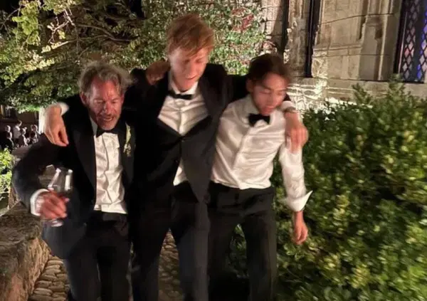 Ma lo avete visto Jannik Sinner demolito dall&rsquo;alcol al matrimonio di Duplantis? Caro Alcaraz, portacelo a Ibiza!