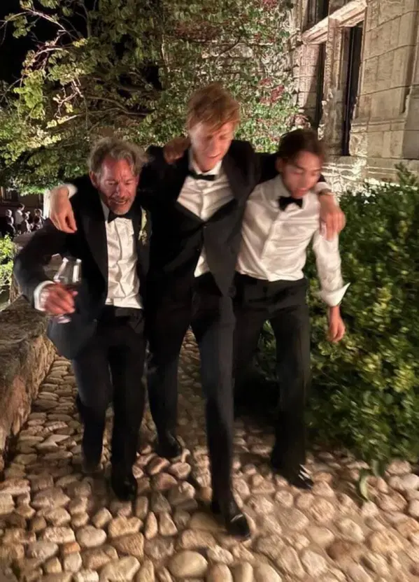 Ma lo avete visto Jannik Sinner demolito dall&rsquo;alcol al matrimonio di Duplantis? Caro Alcaraz, portacelo a Ibiza!