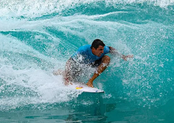 Un sogno in testa, il 46 sulla tuta e il primo posto nel surf: ma che ve frega dei mondiali, beccatevi la storia di Leonardo Fioravanti