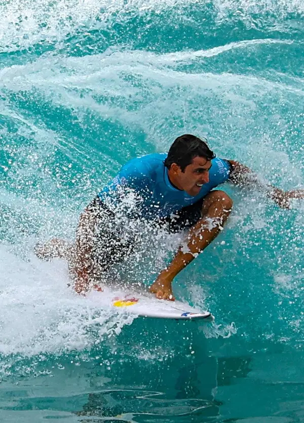 Ma che vi frega dei Mondiali! Ora l'Italia vince anche nel surf, beccatevi la storia di Leonardo Fioravanti