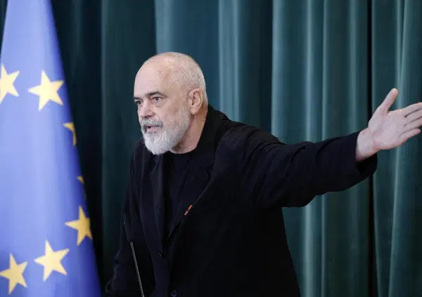 Vi spieghiamo cosa ha detto davvero Edi Rama nell'intervista a Vanity Fair, non solo le risposte che ha dato ma quello che c'&egrave; tra le righe: le normative Ue sull'ambiente, il progetto immobiliare di Trump in Albania e l'ombra lunga degli oligarchi